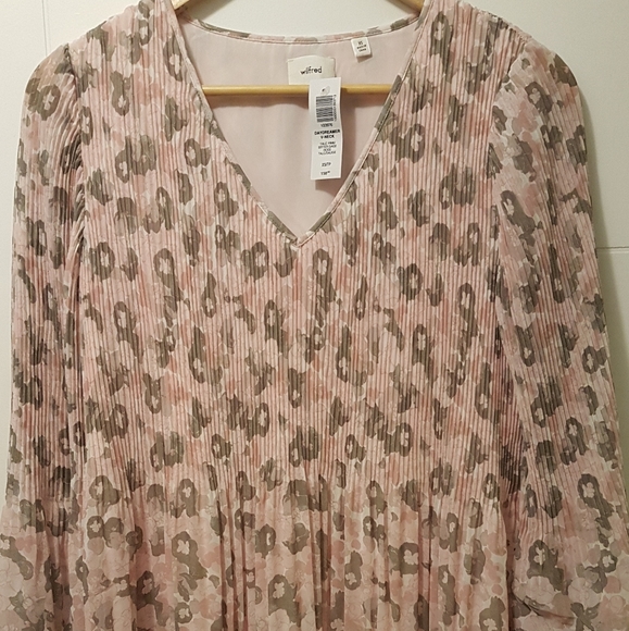 BNWT Aritzia Daydreamer V-neck Dress - Picture 2 of 4